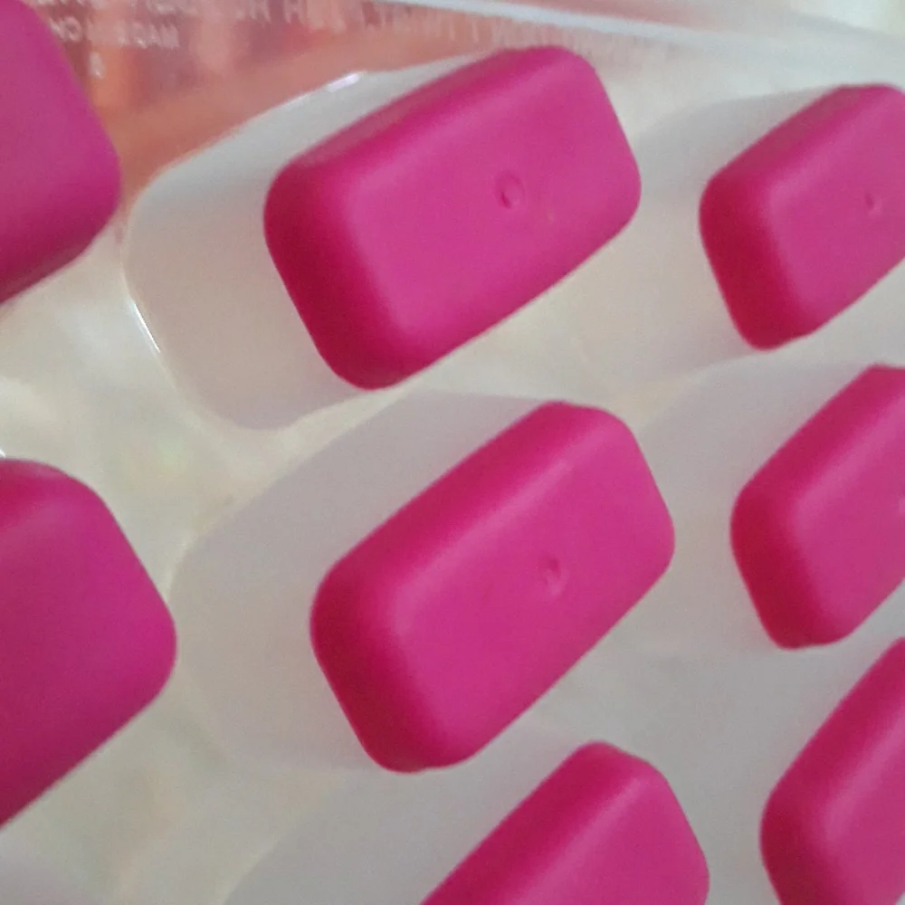2 ice cube trays,  1 water bottle ice cube tray and 1 silicone bottom tray